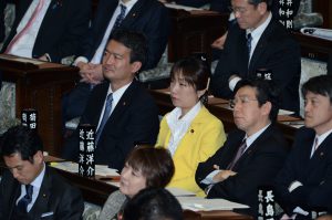 本会議で安倍総理の答弁を聞く