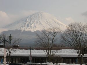 霊峰富士は雪化粧し荘厳です。