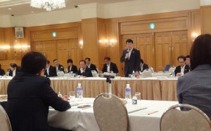 政府に対する新潟県の要望に関する国会議員説明会で挨拶する泉田知事