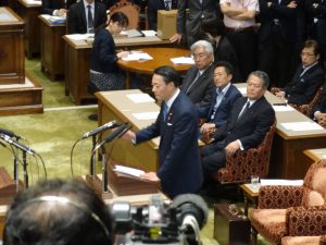 党首討論で安倍総理を追及する海江田代表