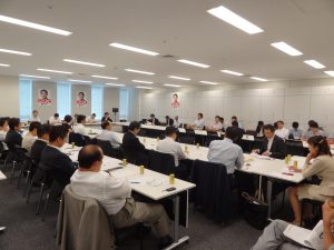 会期末を控え、出席議員も多く関心の高さがうかがえます。会議室の外ではマスコミ各社が控えてました