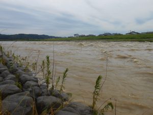 大雨で増水した五十嵐川