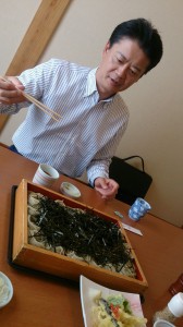 新潟市に到着後、昼食には新潟名物の「へぎそば」を召し上がって頂きました。ちなみに、玄葉先生は天ぷらは召し上がらず、私が頂きました。また肥えてしまう。。。(汗)