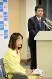 幹事長会見に同席。冒頭、枝野幹事長は中越地震で亡くなられた方々に哀悼の意を表されました。