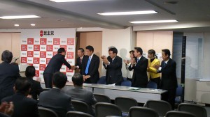 第10代代表として、民主党の再生に取り組まれてきた海江田先生。感謝の意を込め全議員拍手でお送りました。