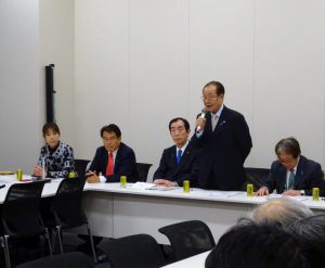 左から、菊田、松原仁本部長代行、髙木義明本部長、飯塚繁雄家族会代表、増元照明さん