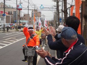 沿道の皆さんの声援を受けて「藤田ママチャリ隊」が走ります