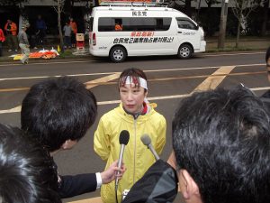 街頭演説後、取材を受けました