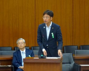 参考人として意見を述べる國定三条市長