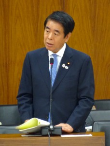 小中一貫校を積極的に推進したいと答弁される下村大臣。