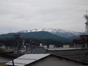 守門岳には、まだ雪が残っています。