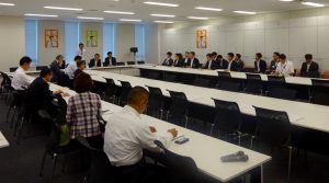 拉致問題対策本部・外務・防衛等合同部会が開かれ、北朝鮮に課している制裁の延長について議論が行われました。