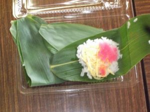 内山幹事長の奥様と小島県議の奥様手づくりの笹寿司を頂きました