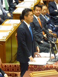 細野政調会長が岡田代表に続いて質問に立ちました。