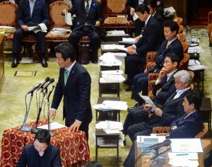 民主党提出の領海警備法案も同時に審議され、答弁席には大臣に加え、民主党議員も着席しています。