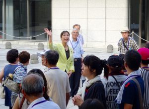 議事堂の説明と国会報告。