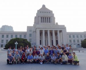 議事堂正面で国会見学の皆さんと記念撮影。