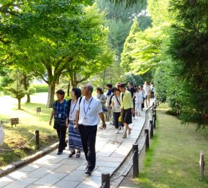 木々に囲まれた県木の小径を参加者の皆さんと。