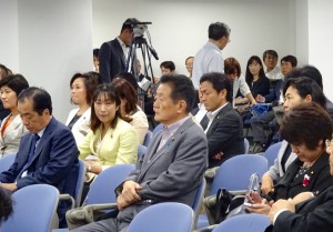 党本部で両院議員懇談会が開かれました。