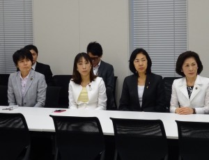 野党の女性議員が集まり、鴻池委員長に拙速な採決ではなく、十分な審議を求める要請文を提出することを決めました。