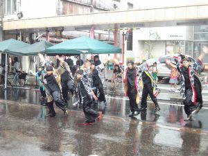 雨の中、よさこいが披露されていました