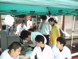 地元の高校生の出店もあり賑わっていました