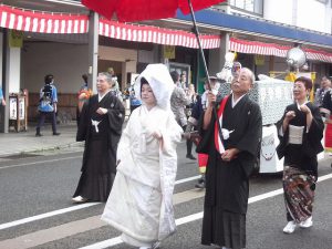 新津教会さんは、狐の嫁入りで行進。