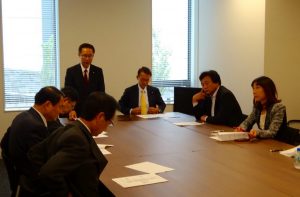 本日、役員会と第1回目の総会が開催されました。　役員会で挨拶をする古川元久会長。
