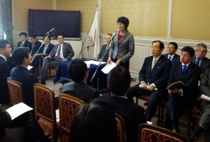 本会議にて質問に立つ西村ちなみ議員。