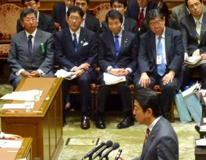 TPPは平成の売国と言っていた高鳥副大臣にも追及。前列向って左側から２人目。