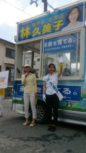 気温は30度を超え、炎天下の中での訴え。