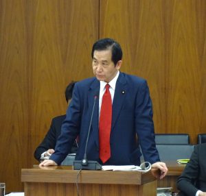 答弁に立つ山本幸三大臣。