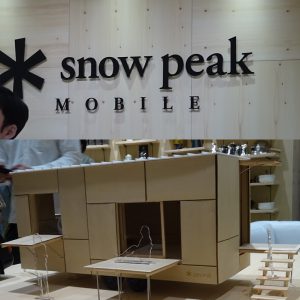 「スノーピーク」さんの店頭には移動式住居の模型が展示されていました。