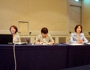パネリスト。左から渡辺由美子ＮＰＯ法人キッズドア理事長、花井圭子労福協事務局長。