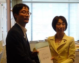 鈴木燕市長らから国道１１６号線改良整備促進に関する要望書を承りました。